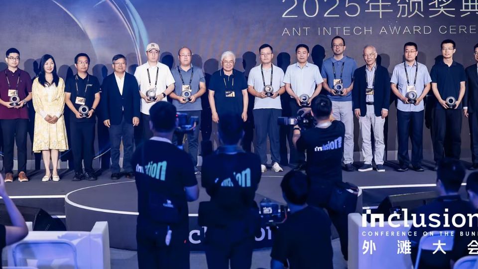 Professor Wang Limin Receives 2025 Ant Intech Technology Award